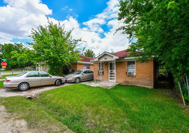 Listing Photo 4 - Condo for sale in building located at 7523 La Salette St, Houston, TX 77021