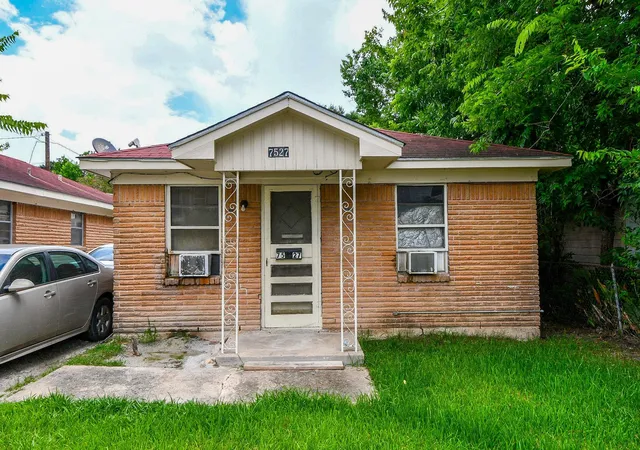 Listing Photo 5 - Condo for sale in building located at 7523 La Salette St, Houston, TX 77021