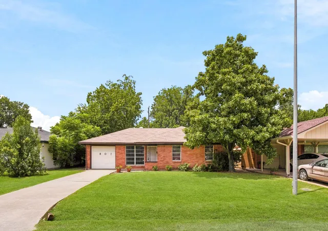 2nd image of 807 E 43rd St, Houston, TX 77022 | MLS# 66957621