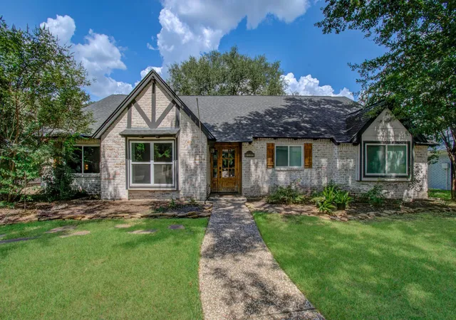 Photo 4 of Single family home for sale at 18006 Bambridge Dr, Houston, TX 77090 | MLS# 96534730 | Listing updated on 2026-08-19