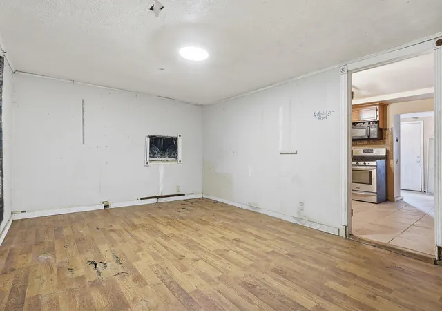 2nd image of 2533 Wall St, Houston, TX 77088 | MLS# 79320593