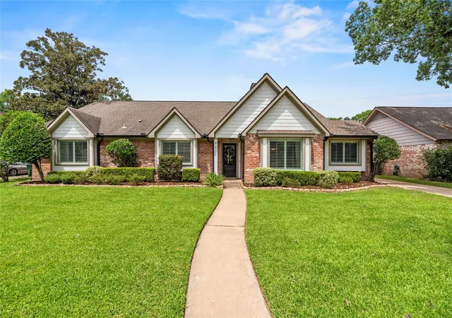 Photo 1 of Sale Pending at 2731 Durban Dr, Houston, TX 77043 | MLS# 68642714 | Listing updated on 2026-08-29