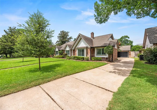 Photo 3 of Sale Pending at 2731 Durban Dr, Houston, TX 77043 | MLS# 68642714 | Listing updated on 2026-08-29