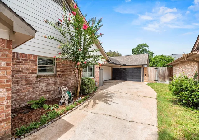 Photo 3 of Sale Pending at 2731 Durban Dr, Houston, TX 77043 | MLS# 68642714 | Listing updated on 2026-08-29
