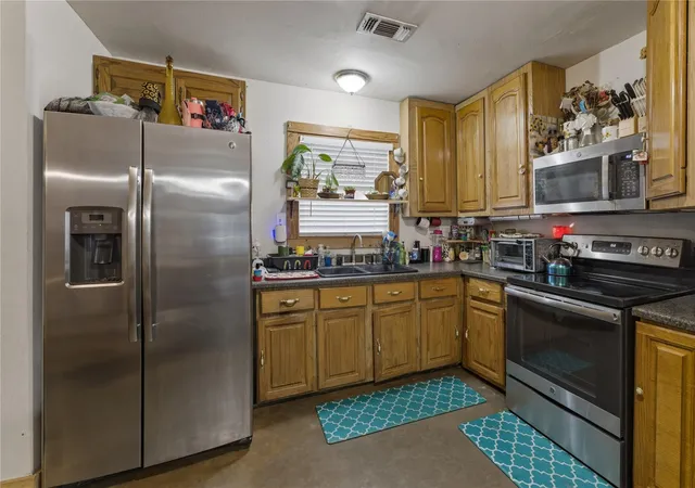 Photo 3 of Single family home for sale at 234 Park Dr, La Grange, TX 78945 | MLS# 59301007 | Listing updated on 2026-07-28