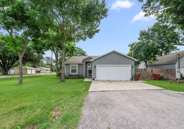 2nd image of 118 N Urbanec St, East Bernard, TX 77435 | MLS# 45477106