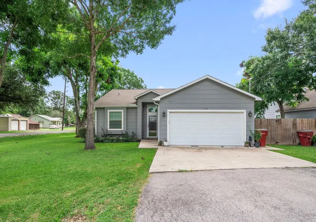 3rd image of 118 N Urbanec St, East Bernard, TX 77435 | MLS# 45477106