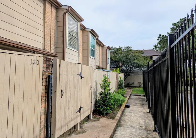 6th image of 2100 Wilcrest Dr #119, Houston, TX 77042 | MLS# 60448389