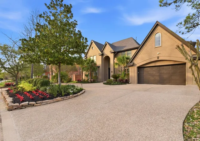 Homes for sale in The Woodlands, TX | 27 Pleasure Cove Dr, The Woodlands, TX 77381 | MLS# 93649608