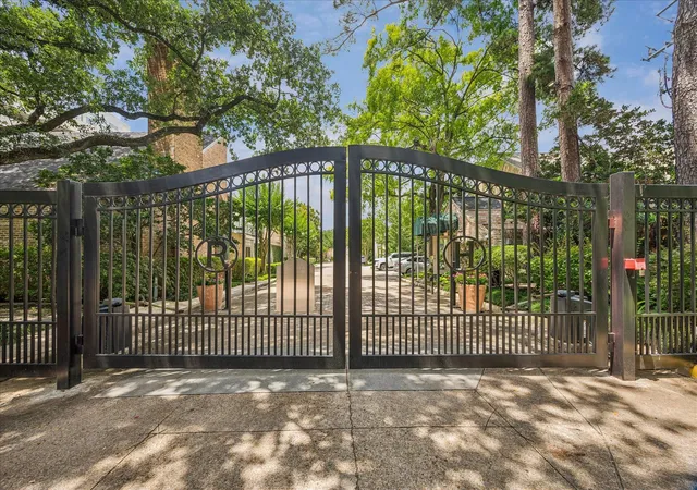 Homes for sale in Houston, TX | 4 River Hollow Ln, Houston, TX 77027 | MLS# 40400907