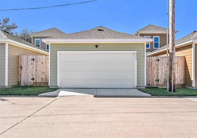 37th image of 2521 S Houston Ave, Pearland, TX 77581 | MLS# 84880574