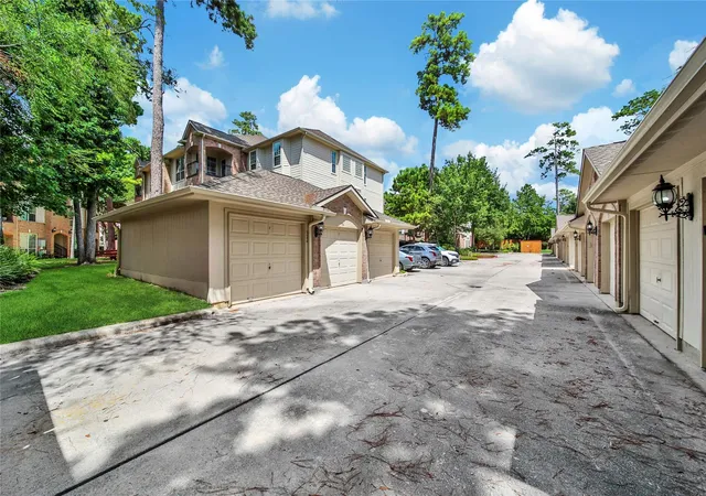 2nd image of 6607 Lake Woodlands Dr, Spring, TX 77382