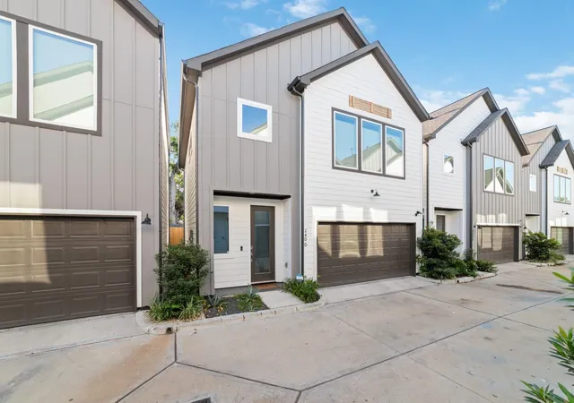 Photo 1 of Single family home for sale at 240 Julia St #D, Houston, TX 77022 | MLS# 87741252 | Listing updated on 2026-09-10