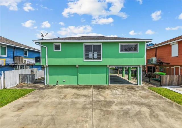 Photo 3 of Single family home for sale at 984 Bonita St, Hitchcock, TX 77563 | MLS# 21939897 | Listing updated on 2026-08-11