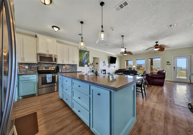 3rd image of 2019 Vista Dr, Port Bolivar, TX 77650 | MLS# 67306801