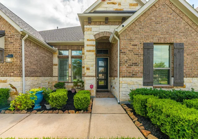 Photo 2 of Single family home for sale at 19138 Blue Hl Ln, Tomball, TX 77377 | MLS# 38690093 | Listing updated on 2026-09-09