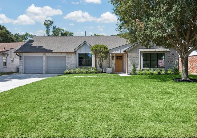 Photo 1 of Sale Pending at 10422 Timberoak Dr, Houston, TX 77043 | MLS# 21420634 | Listing updated on 2026-09-06