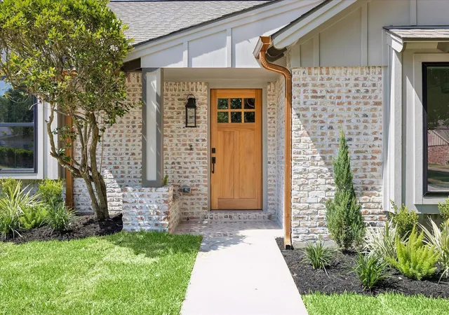 Photo 3 of Sale Pending at 10422 Timberoak Dr, Houston, TX 77043 | MLS# 21420634 | Listing updated on 2026-09-06
