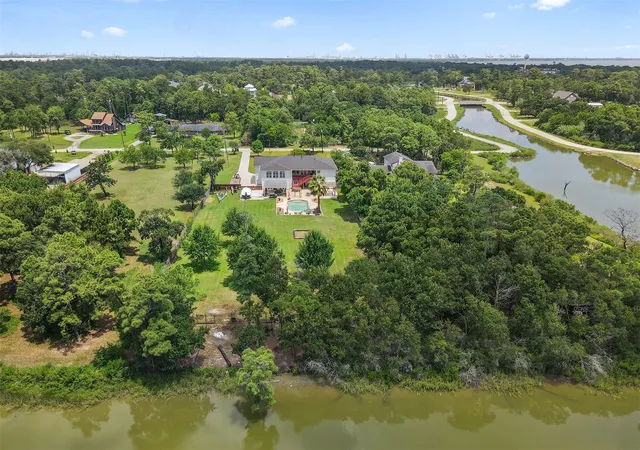 Photo 3 of Single family home for sale at 1003 S Country Clb Dr, La Porte, TX 77571 | MLS# 10933464 | Listing updated on 2026-09-09