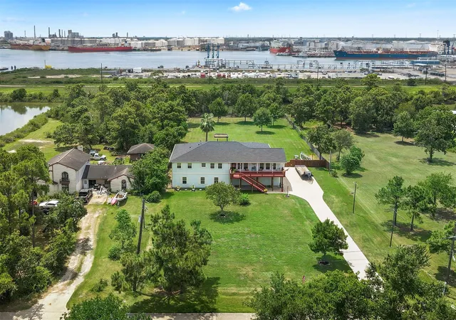 Photo 3 of Single family home for sale at 1003 S Country Clb Dr, La Porte, TX 77571 | MLS# 10933464 | Listing updated on 2026-09-09