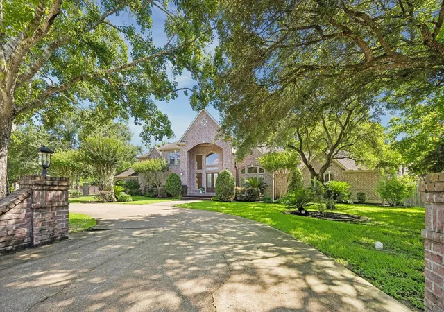 Photo 3 of Sale Pending at 109 Sunset Dr, Friendswood, TX 77546 | MLS# 95318571 | Listing updated on 2026-09-15