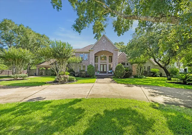 Photo 3 of Sale Pending at 109 Sunset Dr, Friendswood, TX 77546 | MLS# 95318571 | Listing updated on 2026-09-27