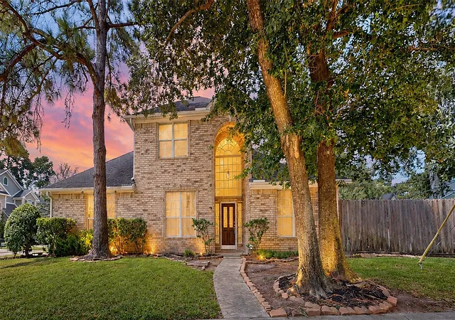 Townhouse for sale at 2006 Marchwood Manor Dr, Houston, TX 77090 | MLS# 68537906