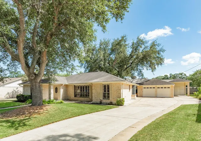 Photo 2 of Single family home for sale at 712 Browning St, Angleton, TX 77515 | MLS# 14583494 | Listing updated on 2026-09-17