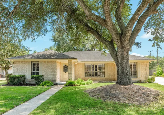 Photo 3 of Single family home for sale at 712 Browning St, Angleton, TX 77515 | MLS# 14583494 | Listing updated on 2026-09-17