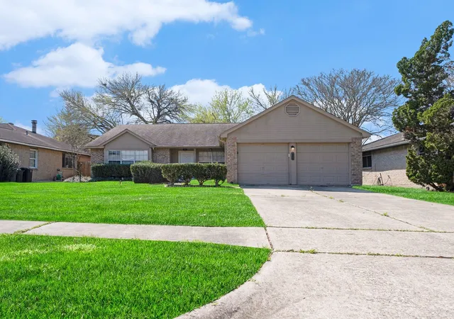 Homes for sale in Friendswood, TX | 1826 Pilgrims Point Dr, Friendswood, TX 77546 | MLS# 96248821