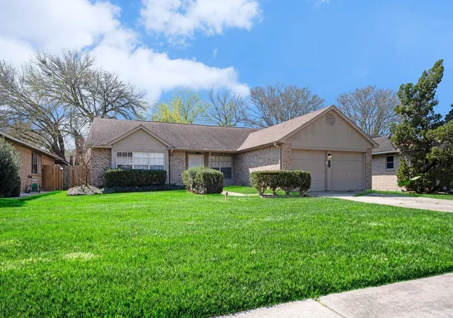 Homes for sale in Friendswood, TX | 1826 Pilgrims Point Dr, Friendswood, TX 77546 | MLS# 96248821