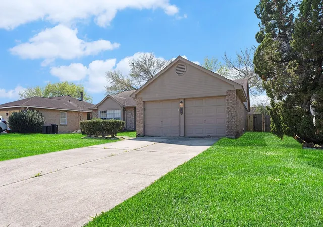 Homes for sale in Friendswood, TX | 1826 Pilgrims Point Dr, Friendswood, TX 77546 | MLS# 96248821