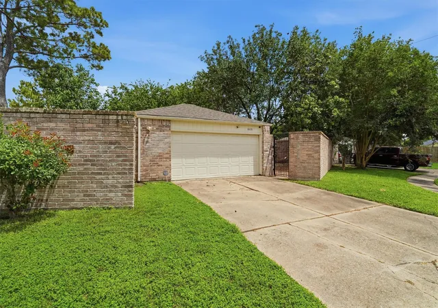 Photo 2 of Single family home for sale at 16131 Highlander Dr, Houston, TX 77082 | MLS# 35045136 | Listing updated on 2026-09-08