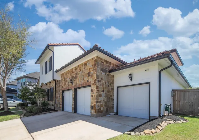 Photo 3 of Single family home for sale at 6307 Kennedy Hills Ct, Sugar Land, TX 77479 | MLS# 71138669 | Listing updated on 2026-09-23
