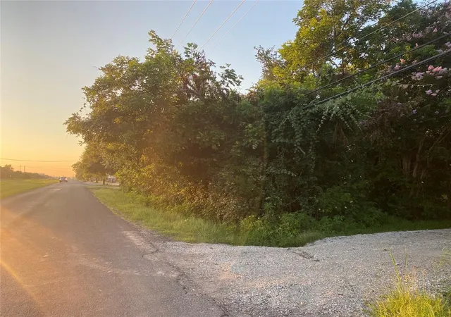 2nd image of 202 N Oak St, Texas City, TX 77591 | MLS# 9439625