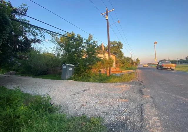 3rd image of 202 N Oak St, Texas City, TX 77591 | MLS# 9439625