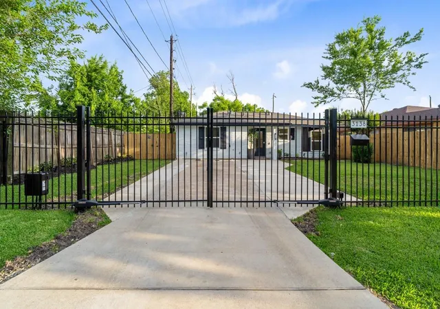 Photo 3 of Single family home for sale at 3138 Sunbeam St, Houston, TX 77051 | MLS# 15855523 | Listing updated on 2026-09-04