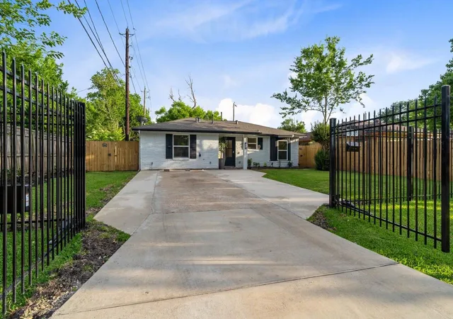 Photo 3 of Single family home for sale at 3138 Sunbeam St, Houston, TX 77051 | MLS# 15855523 | Listing updated on 2026-09-04