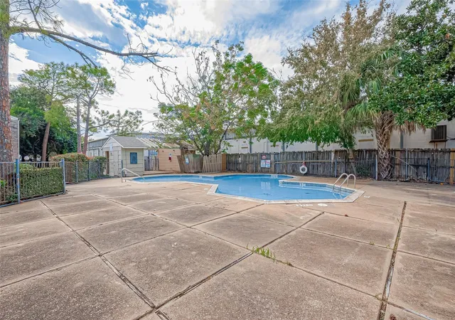 Listing Photo 4 - Condo for sale in building located at 8201 Richmond Ave, Houston, TX 77063 - Unit #2