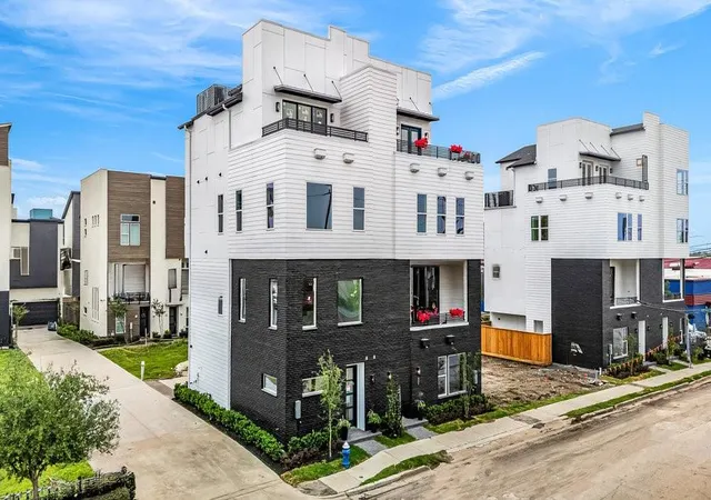 Photo 2 of Townhouse for sale at 3 N St Charles St F St, Houston, TX 77003 | MLS# 68602708 | Listing updated on 2026-09-11