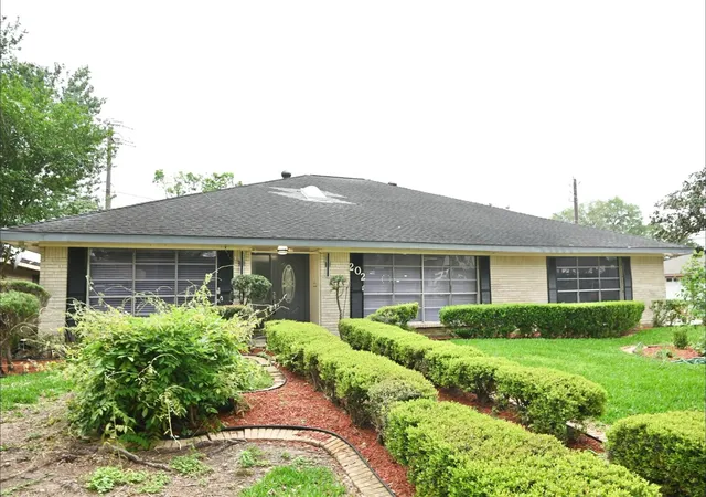 Photo 1 of Single family home for sale at 202 Coronation Dr, Houston, TX 77034 | MLS# 39918993 | Listing updated on 2026-08-01