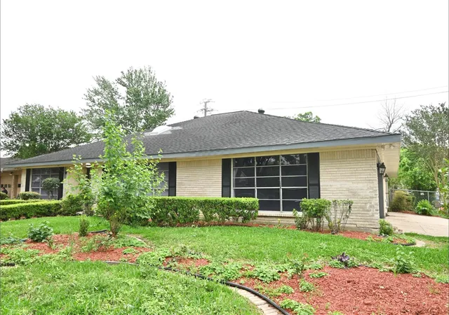Photo 2 of Single family home for sale at 202 Coronation Dr, Houston, TX 77034 | MLS# 39918993 | Listing updated on 2026-08-01