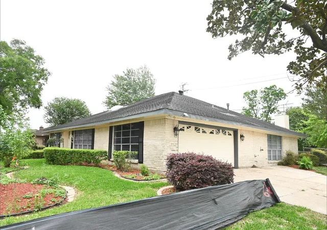 Photo 3 of Single family home for sale at 202 Coronation Dr, Houston, TX 77034 | MLS# 39918993 | Listing updated on 2026-08-01