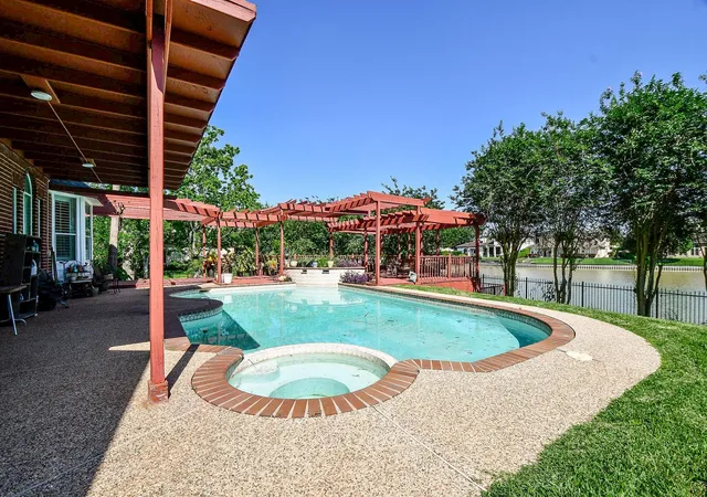 2nd image of 410 Kingfisher Dr, Sugar Land, TX 77478 | MLS# 50306689