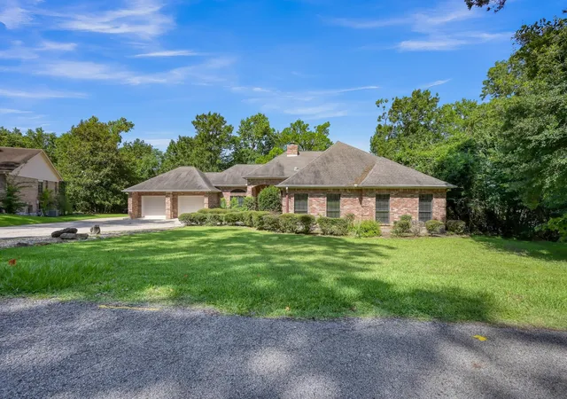 Photo 3 of Sale Pending at 13777 Pkwy Manor Dr, Willis, TX 77318 | MLS# 32586197 | Listing updated on 2026-08-31