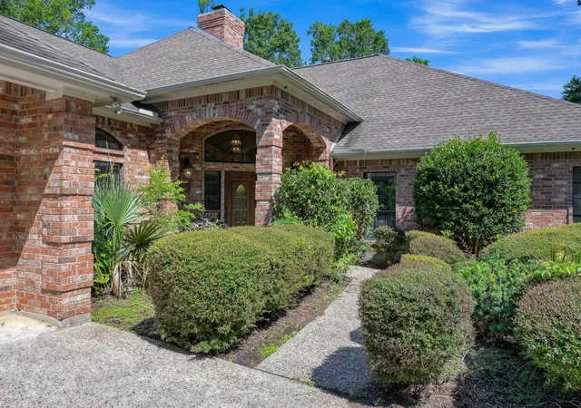 Photo 3 of Sale Pending at 13777 Pkwy Manor Dr, Willis, TX 77318 | MLS# 32586197 | Listing updated on 2026-08-31