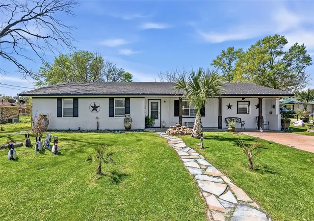 Photo 1 of Single family home for sale at 411 N Commerce St, Madisonville, TX 77864 | MLS# 85483617 | Listing updated on 2026-08-31