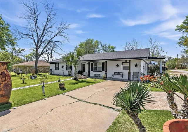 Photo 2 of Single family home for sale at 411 N Commerce St, Madisonville, TX 77864 | MLS# 85483617 | Listing updated on 2026-08-31