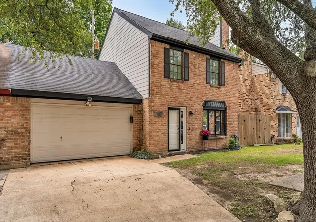 Photo 2 of Townhouse for sale at 9207 Barr Cir, Houston, TX 77080 | MLS# 41646163 | Listing updated on 2026-07-23