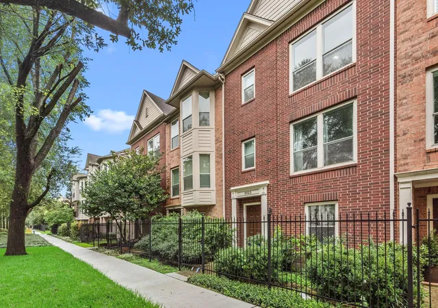 Photo 3 of Townhouse for sale at 3023 Austin St, Houston, TX 77004 | MLS# 73485124 | Listing updated on 2026-09-11